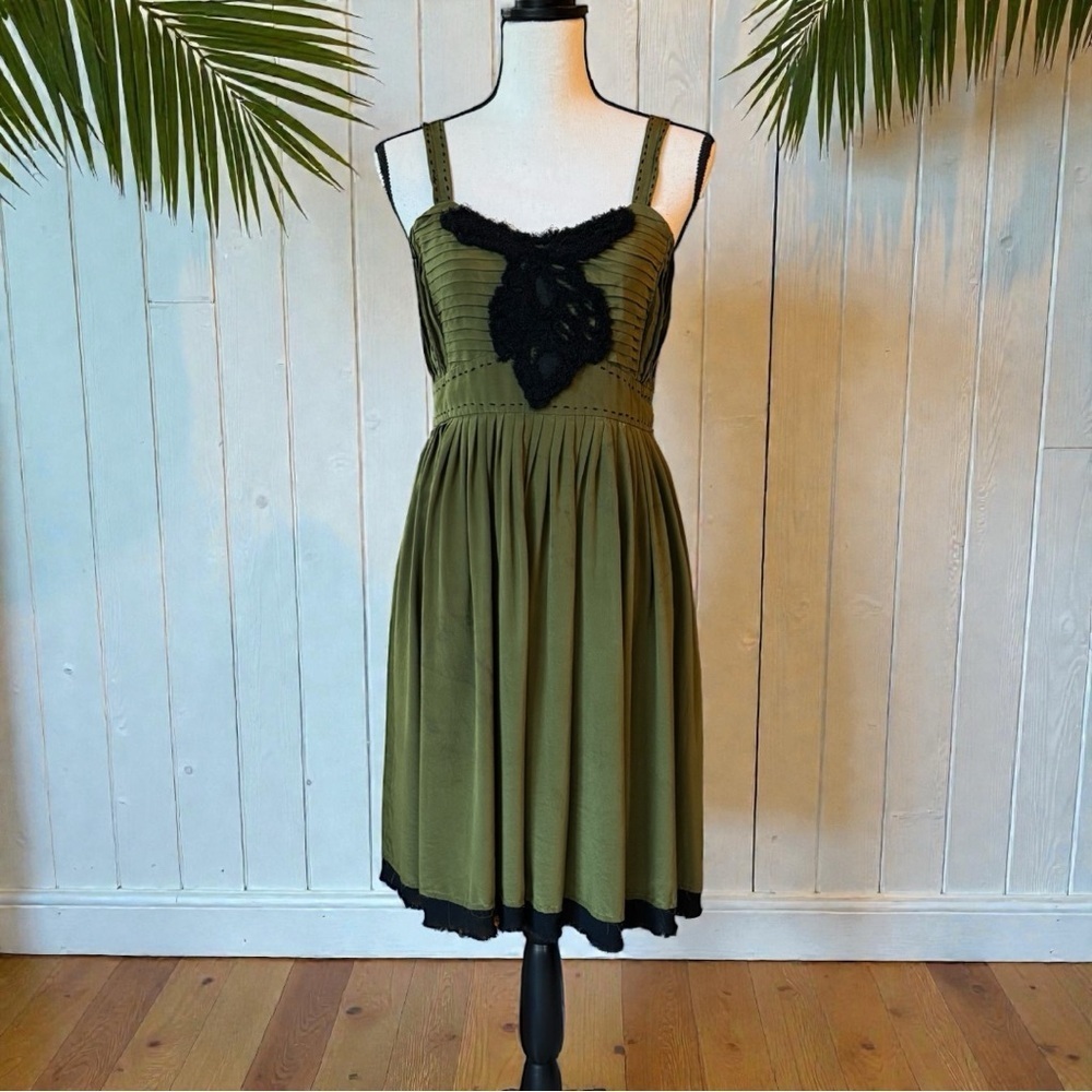 Project Alabama Olive Silk Pleated Dress – Size 6
Black Lace Bodice | Silk
